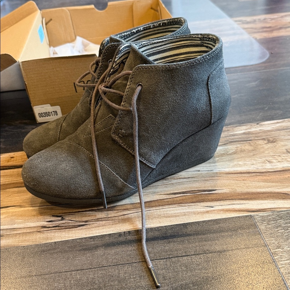 Tom’s Desert Wedge Grey Suede
